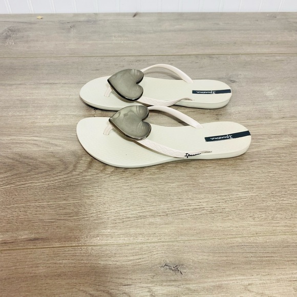 Used Ipanema
Women's Wave Heart Sparkle Flip-Flop Sandals size 7 - Picture 2 of 7